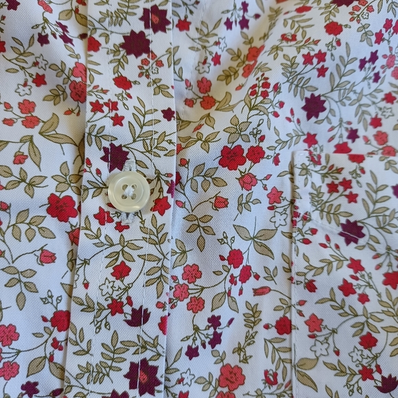 L.L Bean 🌸 wrinkle resistant button down - Picture 5 of 11